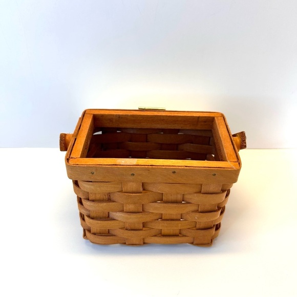 Red Cardinal Small Christmas Basket Lidded - Picture 9 of 15